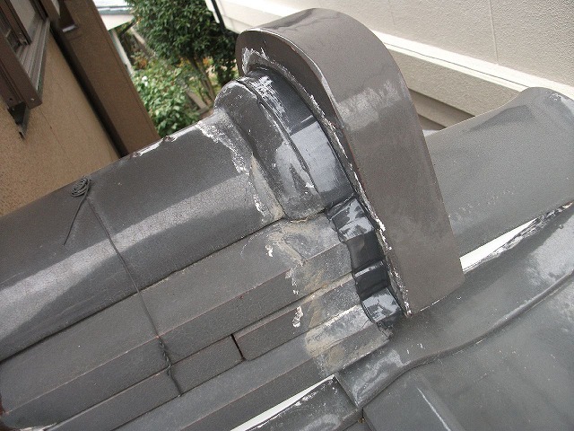 鬼瓦の周囲をシーリングで対応